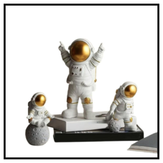 🚀 Resin Astronaut Spaceman Statue Ornament – White and Gold Astronaut Figurines Set of 3 on Platform with Moon Decor for Home Office Desktop